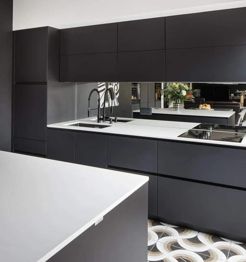 Îlot en Dekton blanc et sol graphique