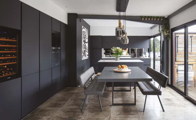 Vue d’ensemble, table sur mesure et suspension